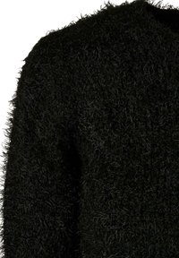 Maglione nero realizzato in tessuto con una texture morbida, caratterizzato da un collo a girocollo e un aspetto complessivo soffice e shaggy.