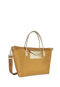 Grande borsa a spalla color senape con manici dorati e tasca frontale, tracolla marrone staccabile e chiusura con cerniera argentata.