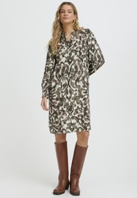 Laza szabású ruha zöld, krém és rózsaszín absztrakt mintával. Hosszú ujjú, ráncolt mandzsettával és galléros nyakkivágással.