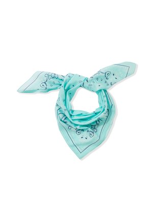 Foulard carré bleu clair à motif paisley, noué en un nœud lâche avec les extrémités qui s'étendent sur les côtés sur un fond blanc.