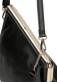 Borsa a mano in pelle nera con superficie texturizzata, ferramenta dorata, chiusura a scatto e tracolla a catena rimovibile. Presenta un'etichetta del marchio.