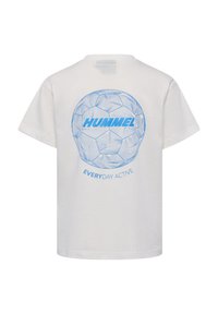 T-shirt blanc à manches courtes avec un design graphique bleu d'un ballon de soccer, accompagné du texte "HUMMEL" et "EVERYDAY ACTIVE" en dessous.