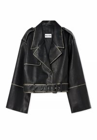 Lühendatud must nahktagi laia varrukaga, kontrastsed valged õmblused, sälguga krae, kaks nuppu ja sobiv vöö.