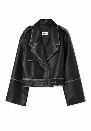 Giacca in pelle nera tagliata, con maniche larghe, cuciture bianche a contrasto, colletto a punte, due bottoni e una cintura coordinata.