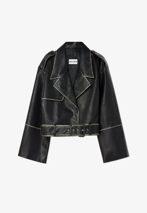 Korte zwarte leren jasje met brede mouwen, contrasterende witte stiksels, geknopt kraag, twee knopen en een bijpassende riem.
