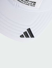 Weißes Cap mit schwarzem Adidas-Logo und Branding für das AMG Petronas Formel-1-Team. Verfügt über ein strukturiertes Design und gestickte Details.
