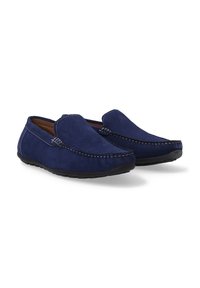 Granatowe zamszowe buty typu slip-on z kontrastującym białym przeszyciem i elastyczną czarną gumową podeszwą, z okrągłym czubkiem.