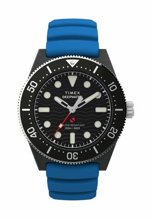 Montre Timex Deepwater avec un cadran noir, des index et des aiguilles luminescents. Elle présente un bracelet en caoutchouc bleu et un boîtier en acier inoxydable, étanche jusqu'à 200 m.
