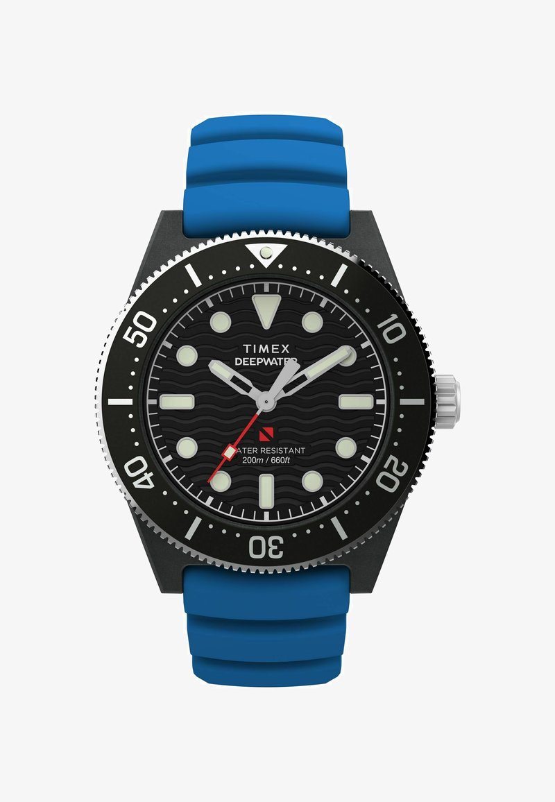 Orologio Timex Deepwater con quadrante nero, indicatori e lancette luminose. Dotato di cinturino in gomma blu e cassa in acciaio inossidabile, resistente all'acqua fino a 200 metri.