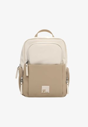 Beež ja kreemjas seljakott sileda kunstnahaga ja kangaga, millel on esikülje tasku, tõmblukud ja logomärk. Kahel topist mel.