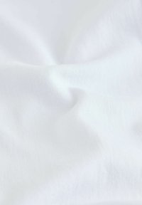 Balta medvilninė audinys su švelnia, lygią tekstūra, pasižymintis subtiliomis raukšlėmis ir švelniu blizgesiu, sukuriantis švarų, minimalistinį vaizdą.