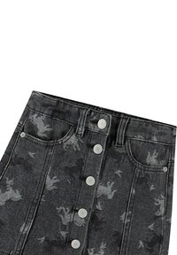 Svart denimkjol med knäppning fram, subtilt djurmönster, fem knappar och två sidofickor, med en strukturerad yta.