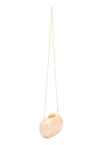 Borsetta rotonda in crema marmorizzata con tracolla in oro e chiusura superiore, caratterizzata da una superficie liscia e una finitura lucida.