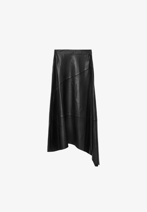 Zwarte leren rok met een asymmetrische zoom en paneelontwerp, met een gladde textuur en subtiele glans.