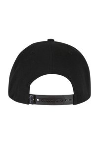 Svart snapback cap med stoffkropp, justerbar plastrem og brodert logo på siden. Jevn tekstur og strukturert form.