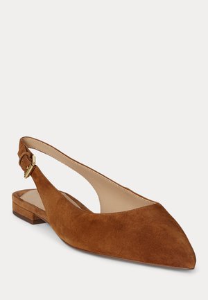 Chaussure plate en daim marron à bout pointu avec bride arrière, petit talon et fermeture à boucle dorée sur fond uni.