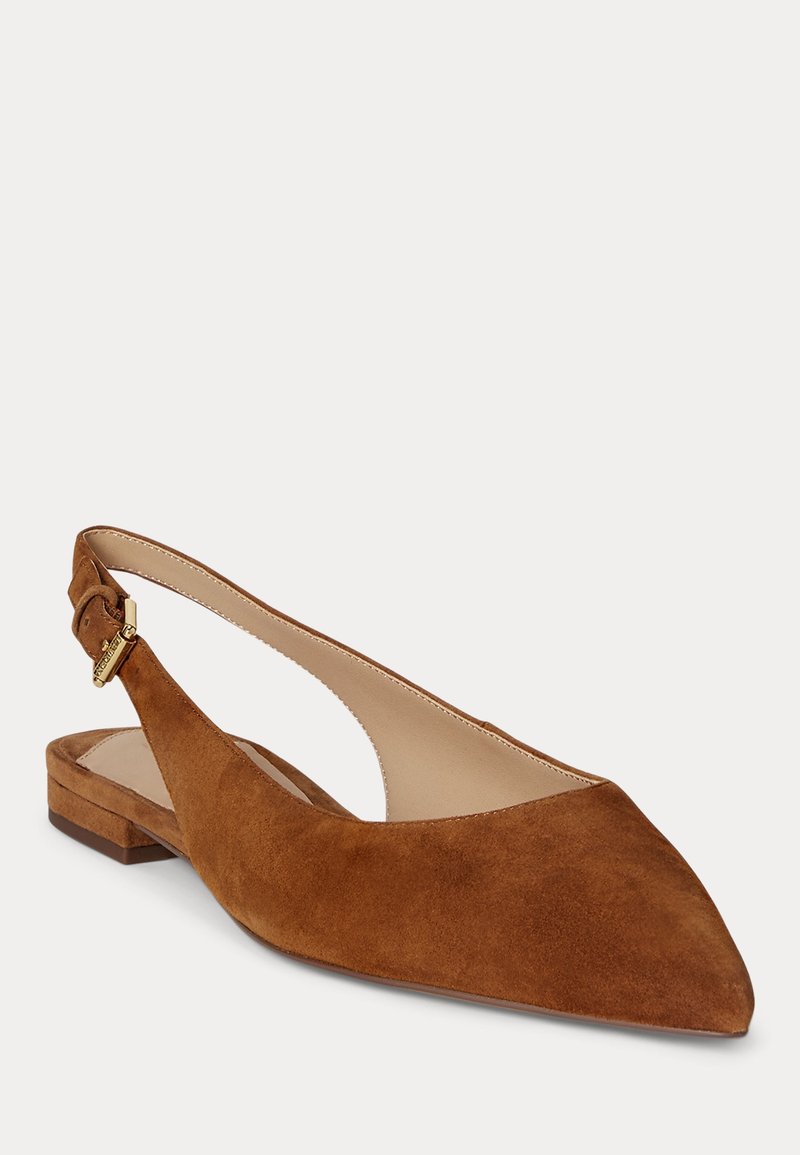 Chaussure plate en daim marron à bout pointu avec bride arrière, petit talon et fermeture à boucle dorée sur fond uni.