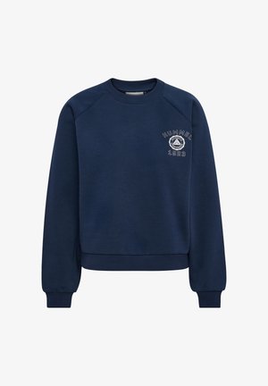 Granatowa bluza z raglanowymi rękawami, ściągaczami na mankietach i dole, z białym haftowanym logo oraz rokiem 1923 na piersi. Miękka w dotyku.