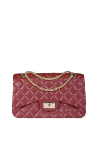 Borsa trapuntata color bordeaux con tracolla a catena dorata, dotata di pattina frontale e chiusura rettangolare. Texture liscia, forma strutturata e design elegante.