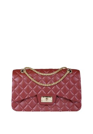 Borsa trapuntata color bordeaux con tracolla a catena dorata, dotata di pattina frontale e chiusura rettangolare. Texture liscia, forma strutturata e design elegante.