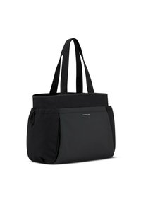 Borsa a tracolla nera realizzata in tessuto strutturato, con due ampie cinghie, una tasca con zip e un logo minimalista sulla tasca anteriore.
