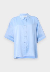 Světle modrá košile s krátkými rukávy na knoflíky z atlasu, s klasickým límečkem a volným střihem, s knoflíky na přední straně.