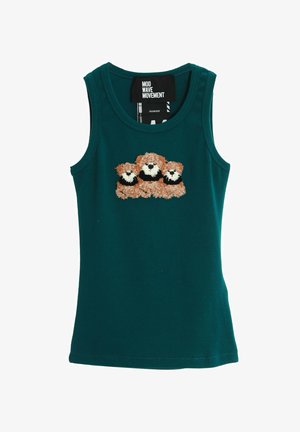 Top de tirantes color teal con cuello redondo que presenta tres caras de osos de dibujos animados bordadas en marrón y blanco en la parte frontal. Material de algodón, diseño ajustado.