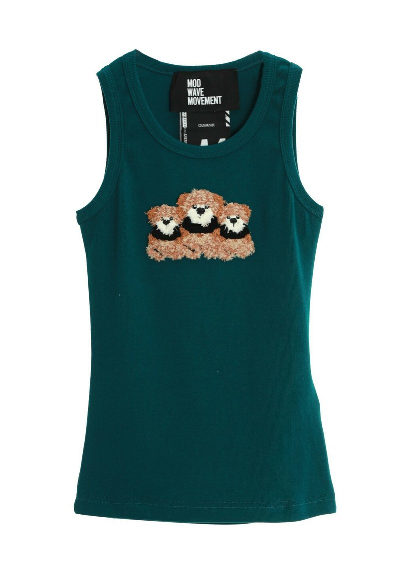 Top de tirantes color teal con cuello redondo que presenta tres caras de osos de dibujos animados bordadas en marrón y blanco en la parte frontal. Material de algodón, diseño ajustado.