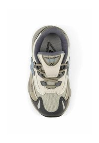 Scarpa da corsa beige e grigia con tomaia in rete, accenti testurizzati, logo blu e suola in gomma grigia scura. Presenta un design con lacci e colletto imbottito.