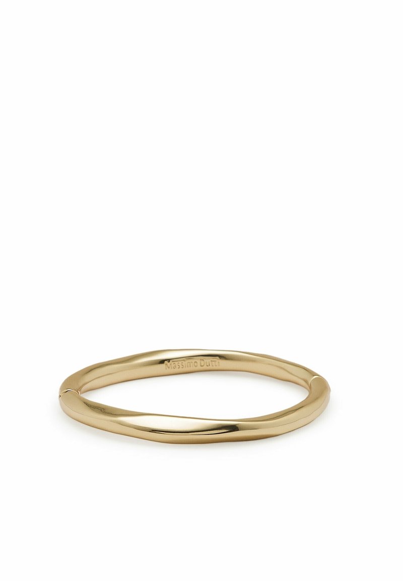 Bracelet jonc métallique lisse de couleur dorée avec un design torsadé subtil et une gravure "Massimo Dutti" à l'intérieur.