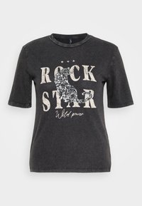 Juodas trumpas rankovėmis marškinėliai su grafiniu spausdiniu ir tekstu "ROCK STAR", puošti blizgučiais, ant šiek tiek nusidėvėjusio fono.