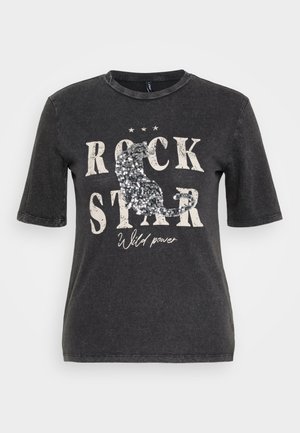 Sort kortærmet t-shirt med et grafisk print med teksten "ROCK STAR" og palietter, sat mod en let slidt baggrund.