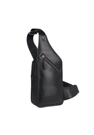 Schwarze Leder-Schultertasche mit glatter Oberfläche, ausgestattet mit einer Reißverschlusstasche vorne und einem verstellbaren Tragegurt mit eingewebtem Logo.