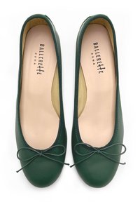 Ballerines en cuir vert avec un bout arrondi, un détail de petit nœud externe fin et une doublure intérieure beige douce. Design classique avec des accents minimalistes.