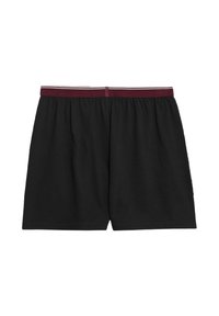 Shorts neri in cotone con vita color bordeaux e una striscia bianca. Il design è ampia e presenta una texture morbida.