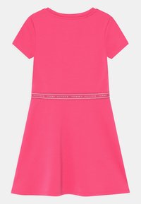 Krótka różowa sukienka z krótkimi rękawami. Wykonana z miękkiej bawełny, posiada dopasowaną górę i rozkloszowaną spódnicę. Zawiera szczegół z oznaczeniem marki na pasku.