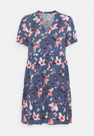 Robe fleurie en tissu marine avec des manches courtes. Caractéristiques d'un décolleté en V profond, d'un design à niveaux et de motifs de fleurs vives en rose, blanc et violet.
