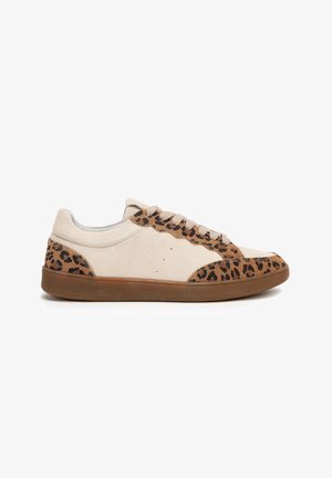 Beżowy niski sneaker z brązowymi akcentami w panterkę i jasnobrązową gumową podeszwą, widziany z boku.