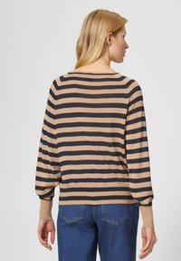 Gestreifter Pullover in Beige und Navy mit Rundhalsausschnitt, überschnittenen Schultern und gerippten Bündchen. Lässige Passform mit glatter Textur.