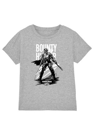 Graues T-Shirt mit schwarz-weißem Motiv eines Mandalorianers, der ein Gewehr hält, darunter der Text „Bounty Hunter“ und „The Mandalorian Grogu“.