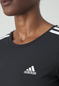 adidas Sportswear ESSENTIALS 3 STRIPES BABY - T-shirts med print - black/white
