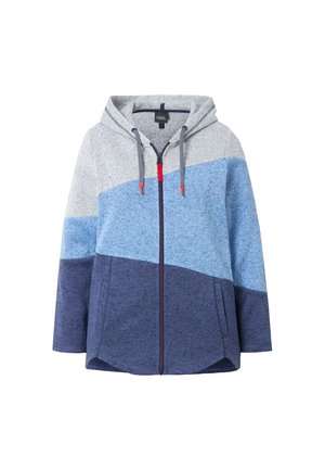 Kurtka z kapturem z zamkiem z przodu, wykonana z grubego materiału. Charakteryzuje się wzorem w kolorowe bloki z szarymi, jasnoniebieskimi i ciemnoniebieskimi sekcjami. Wykończona czerwoną zawieszką na suwak.