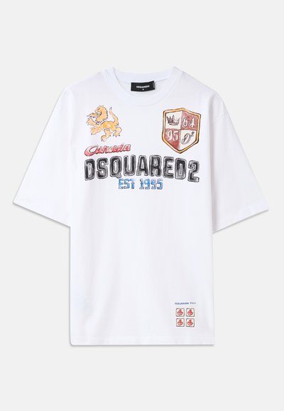 T-shirt bianca con la scritta "Canada", logo DSQUARED2, illustrazione di un leone, scudo con numeri e quattro piccole icone di foglie d'acero in basso a destra.
