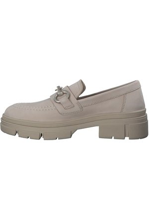 Chaussure slip-on en cuir beige avec un bout arrondi, des détails cousus et une boucle décorative. Semelle en caoutchouc épaisse avec un motif à relief.