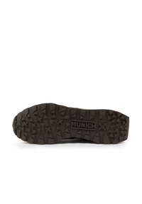 Suela de zapato deportivo negro con goma texturizada y tacones de tracción pronunciados, además de un logotipo central grabado con "MUNICH."