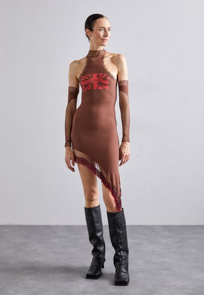 Sinead Gorey UNION JACK PRINTED DRESS WITH BEADED TASSELS AND GLOVES - Rochie din jerseu - brown