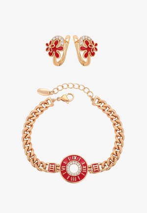 Armbånd i guldtone med urskive med romertal i røde emalje og matchende guldbelagte øreringe med rød blomstermaleri og klare krystaller.
