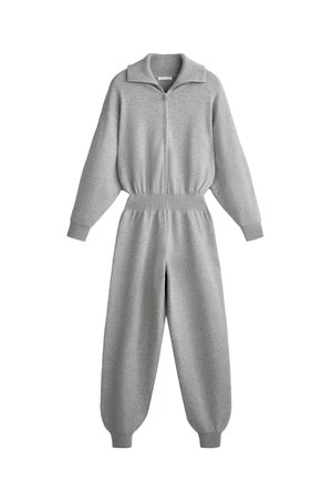 Grijze zip-up jumpsuit met een hoge kraag, brede mouwen, elastische tailleband en taps toelopende benen, gemaakt van een zachte, comfortabele stof.