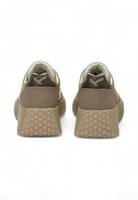 Sneakers beige con colletto imbottito, dettagli marroni testurizzati e suola con motivo esagonale. La vista posteriore mostra un'altezza e una forma del tallone distintive.