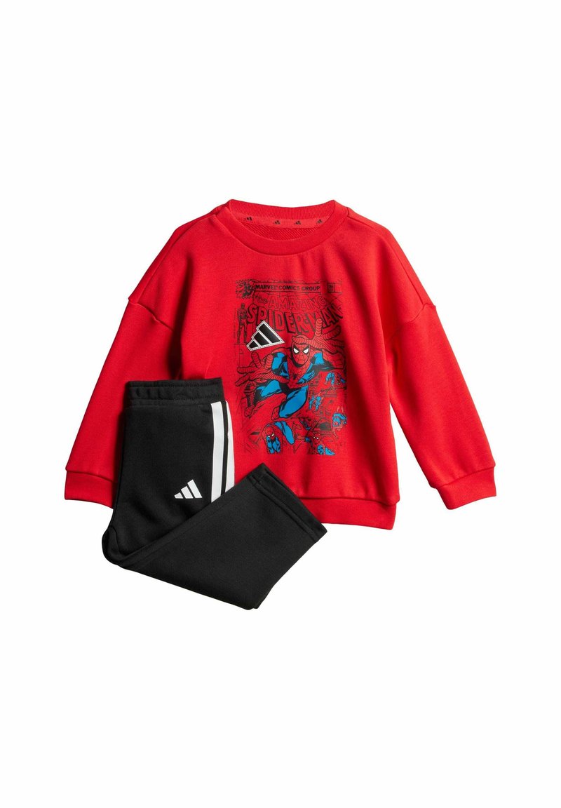 Sweatshirt rouge avec un graphisme Spider-Man et un pantalon de survêtement noir comportant des rayures blanches et un logo Adidas. Fabriqué en tissu doux, coupe décontractée.